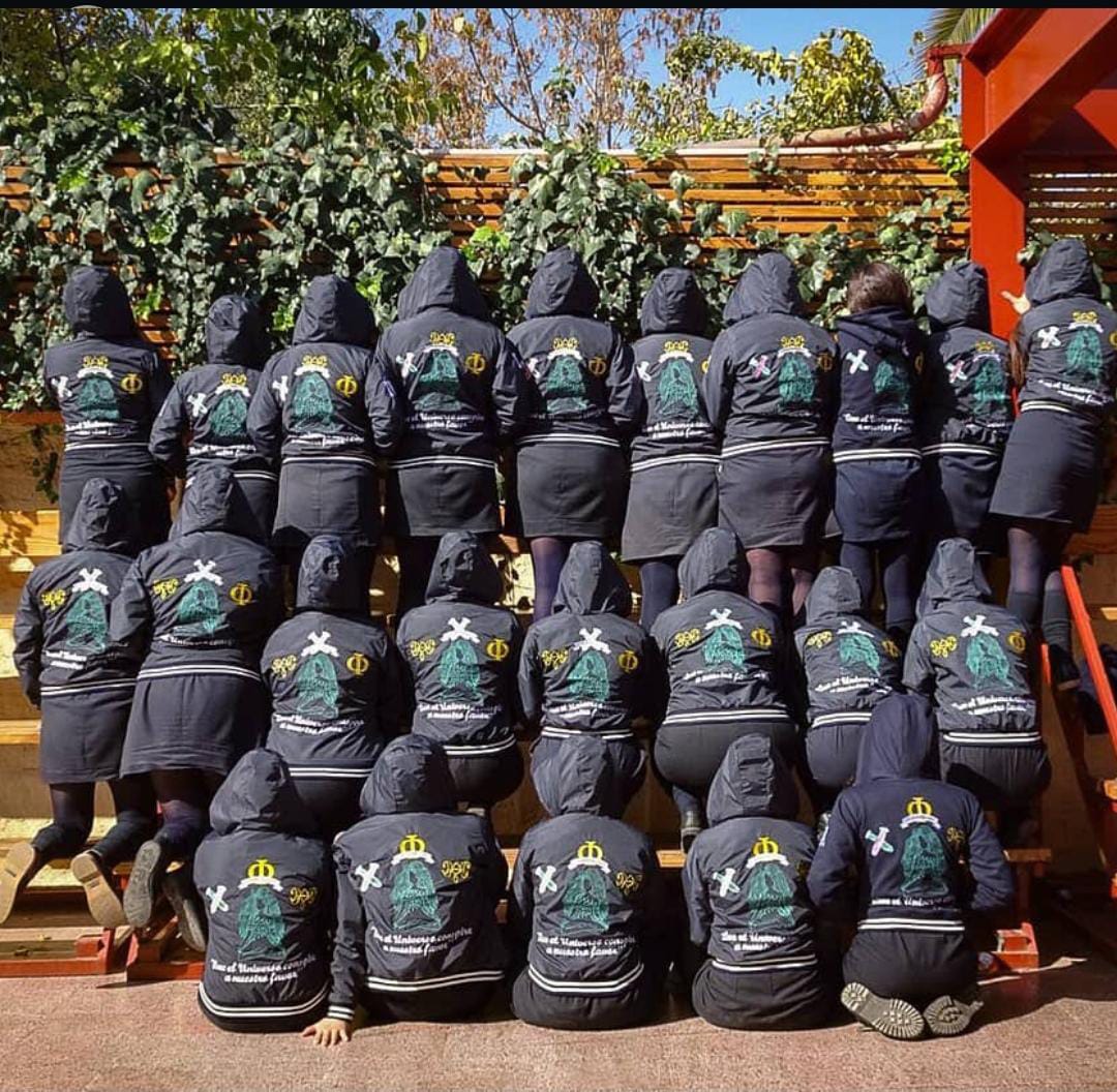 Estudiantes con polerones generacionales