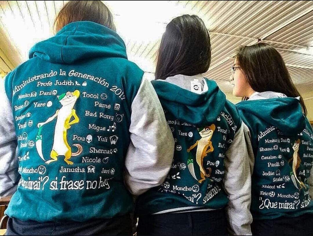 Grupo de alumnas mostrando diseños únicos