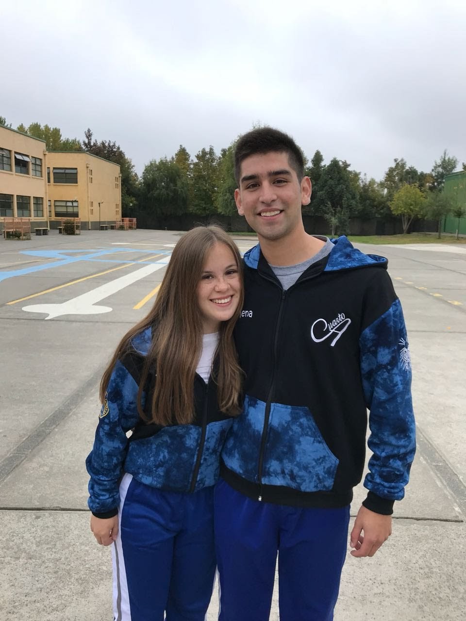 Jóvenes con polerones azules personalizados